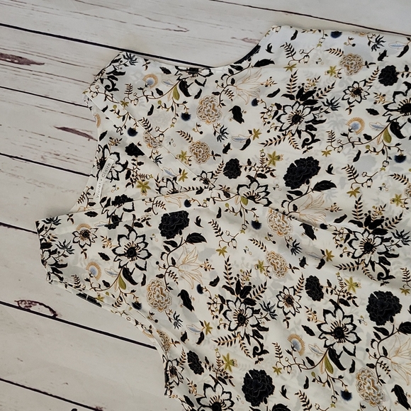 Violet & Claire Short Sleeve Top - Picture 2 of 8